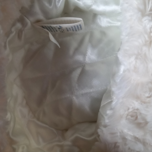 Soft fuffy white Hat - Picture 4 of 7